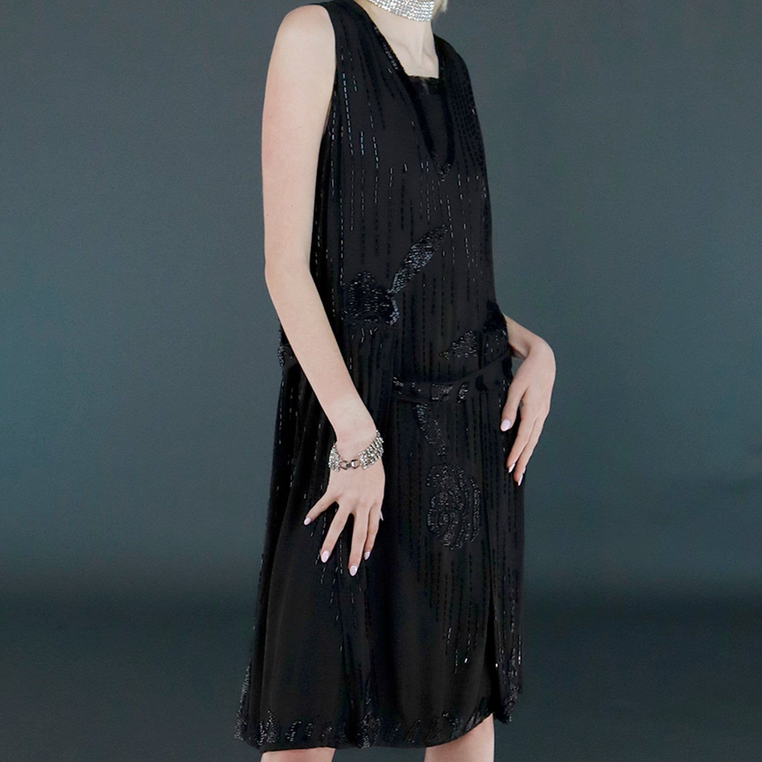 1920s Vintage Flapper Beaded Black Sleeveless Evening Dress Modig 1920s Vintage Flapper Beaded Black Sleeveless Evening Dress Modig
