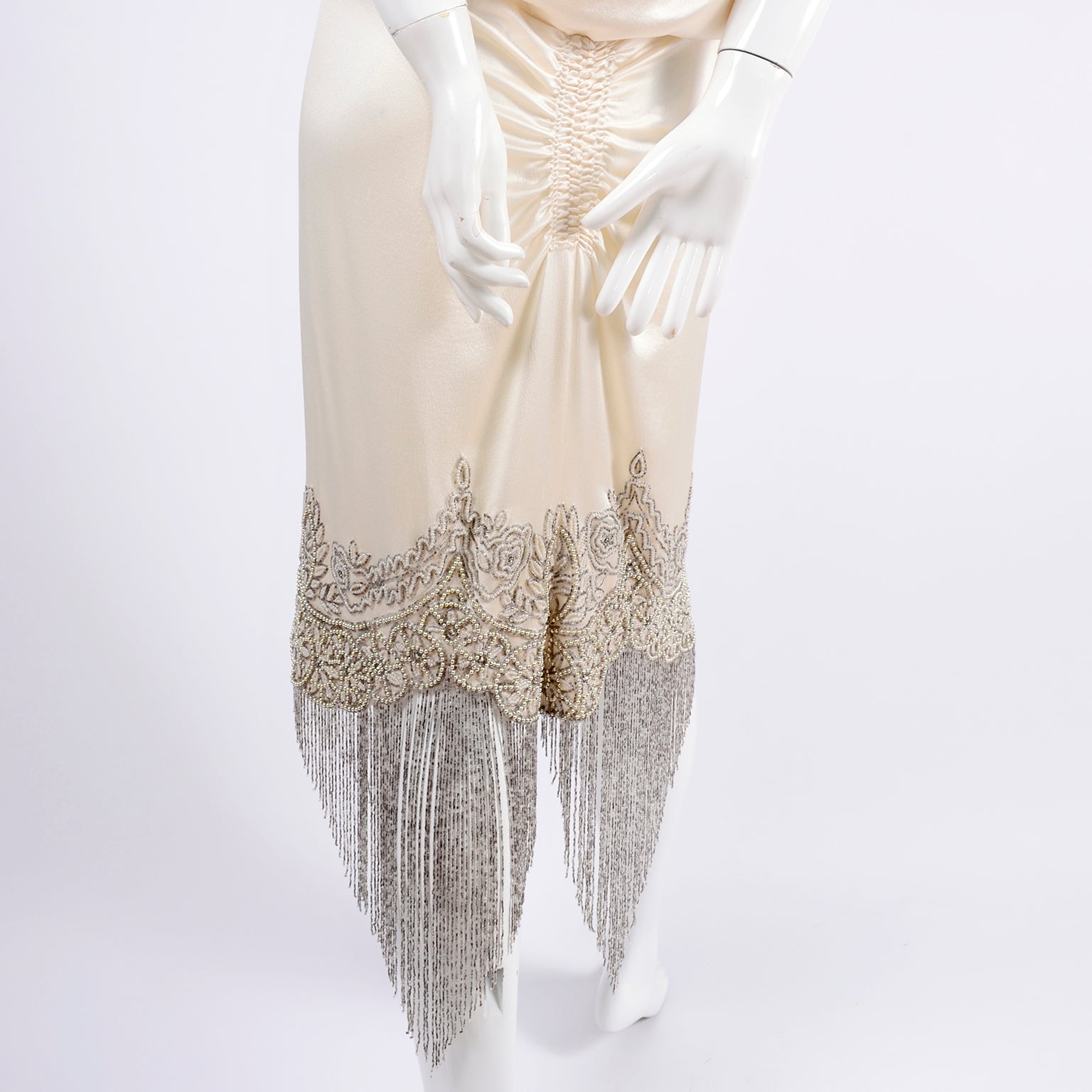 Alexander McQueen Ivory Silk 1920s Insp Dress Hand Beading & Fringe 10 Modig Alexander McQueen Ivory Silk 1920s Insp Dress Hand Beading & Fringe 10 Modig
