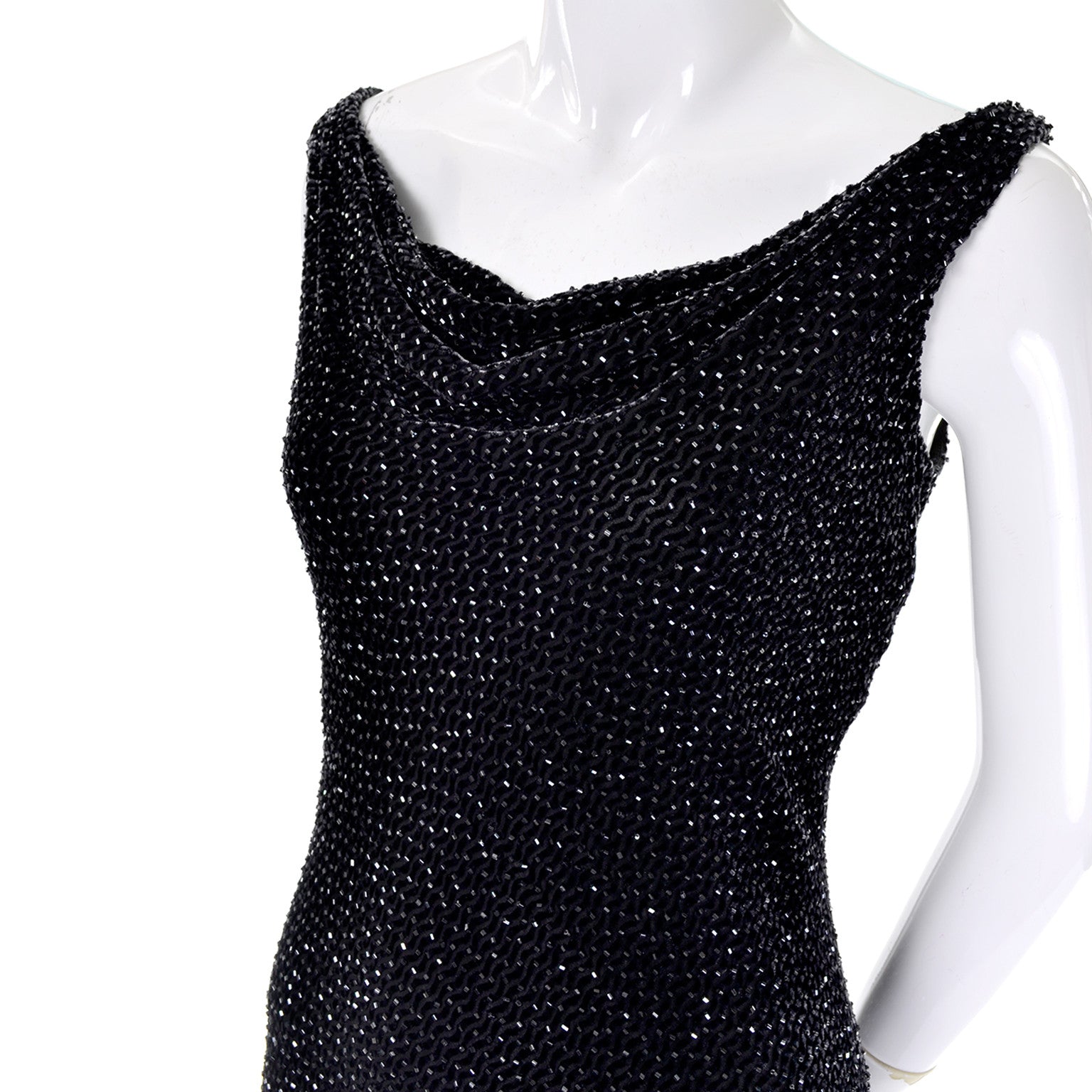 1990s Carmen Marc Valvo Black Velvet Evening Dress with Drop Neckline – Modig 1990s Carmen Marc Valvo Black Velvet Evening Dress with Drop Neckline – Modig