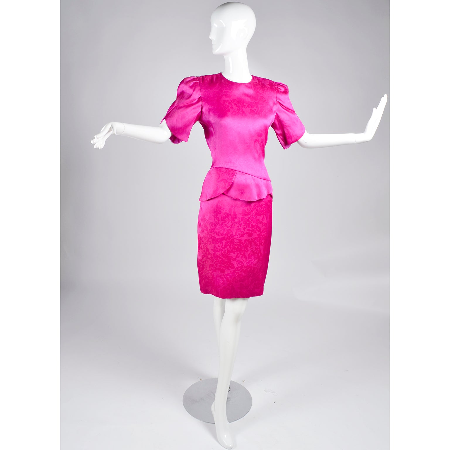 Pink Silk Vintage Carolina Herrera Dress With Floral Jacquard Pattern – Modig Pink Silk Vintage Carolina Herrera Dress With Floral Jacquard Pattern – Modig
