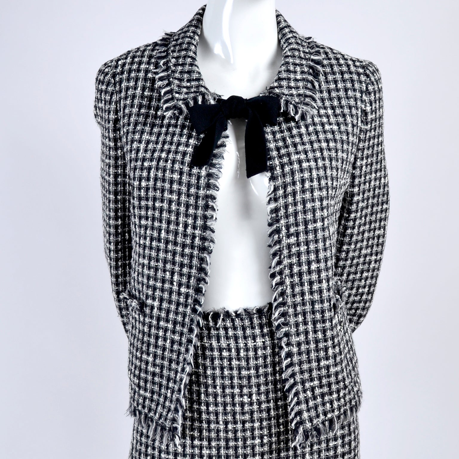Chanel Jacket & Skirt w/ Bow in Lesage Black & White Tweed from 2004 – Modig
