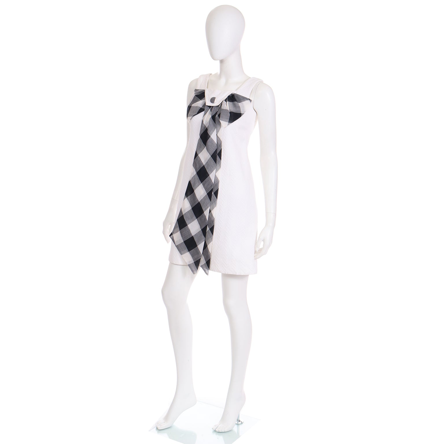 Mod Vintage 1960s Dress in White Cotton Pique W Black & White Bow Modig Mod Vintage 1960s Dress in White Cotton Pique W Black & White Bow Modig