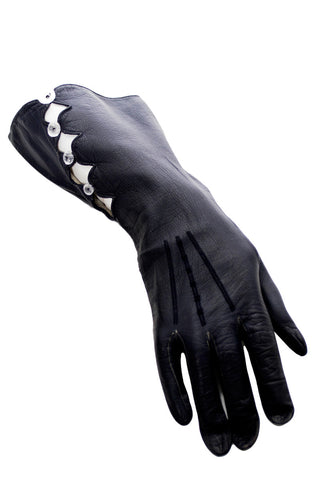 Vintage Midnight leather gauntlet gloves with open work and buttons - Dressing Vintage