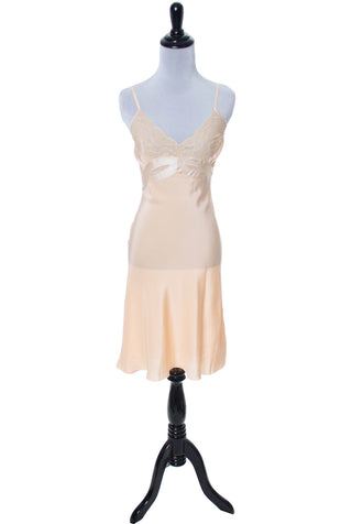 Peach silk ladies vintage full slip with satin bow applique - Dressing Vintage