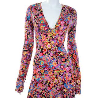 Vintage Gianni Versace Fall 2002 Mod Flower Power Print Jersey Dress low V front