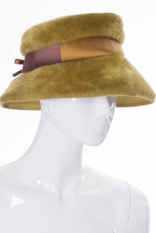 Wonderful 1960s vintage faux fur hat with two-toned ribbon - Dressing Vintage